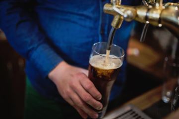 Men more likely to lunch than watch sport in pubs